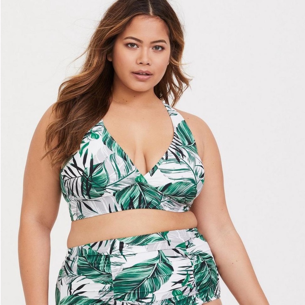 Torrid Wireless Triangle Bikini Top sz 4 NWT
